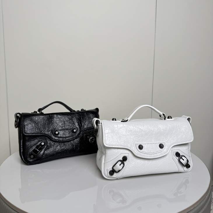 Picture of Balenciaga Handbags _SKUfw239927648fw